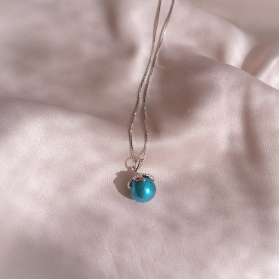 Charli Leaf Pendant
